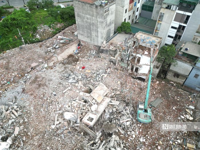 Theo ghi nhận của phóng viên, hàng loạt ngôi nhà nằm trong phạm vi ảnh hưởng dự án đã được tháo dỡ hoàn toàn. Các cơ quan chức năng đang dốc lực huy động máy xúc, xe cơ giới dọn dẹp phế thải xây dựng để tạo ra một dải "mặt bằng sạch" rộng lớn.