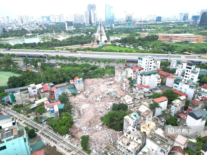 Điểm cuối được đấu nối vào trục đường Tây Thăng Long theo hướng Phạm Văn Đồng đi Văn Tiến Dũng.