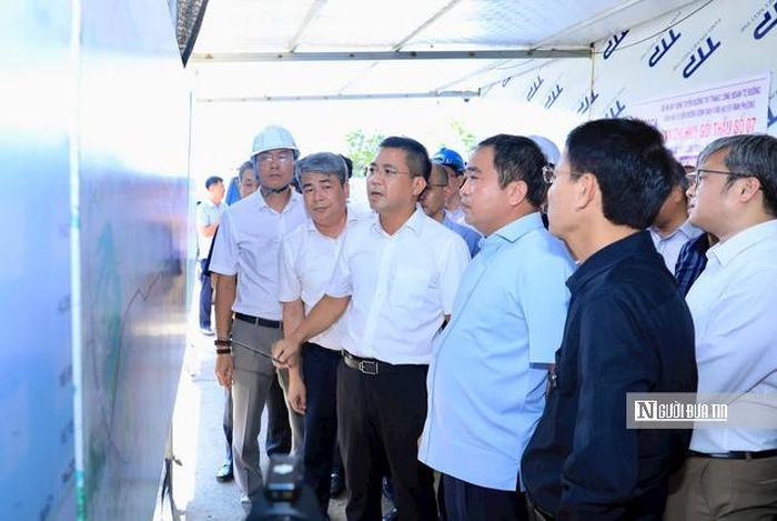 Liên quan đến việc triển khai dự án nêu trên, Bí thư Thành ủy Hà Nội, Trần Đức Thắng đã đề nghị Đảng ủy UBND thành phố Hà Nội chỉ đạo các sở, ngành, địa phương tập trung đẩy nhanh tiến độ triển khai toàn tuyến đường trục Tây Thăng Long, bảo đảm đầu tư đồng bộ, kết nối liên thông toàn tuyến đến Vành đai 5 (cầu Vĩnh Thịnh), phấn đấu hoàn thành trong năm 2027.