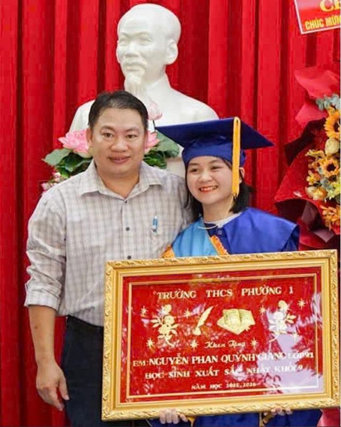 Thầy giáo Nguyễn Hoàng Hiệp và Quỳnh Giang (Ảnh: NVCC).