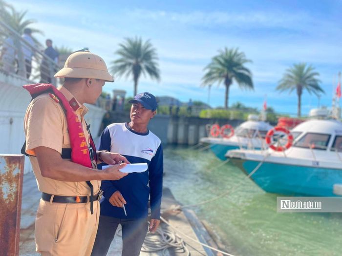 Đội Cảnh sát đường thủy kiểm giấy tờ, phương tiện, thuyền trưởng trước khi xuất bến.