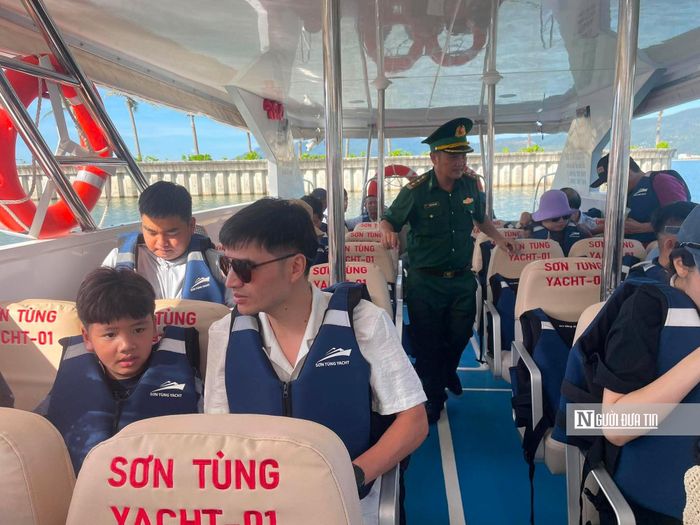 Hành khách được yêu cầu tuân thủ quy định về an toàn khi lên tàu.