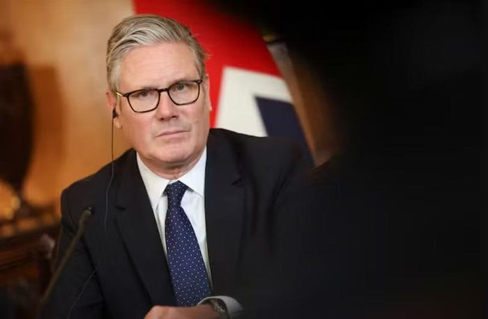 Thủ tướng Anh Keir Starmer và Thủ tướng Nhật Bản Sanae Takaichi (không có trong ảnh) tham dự cuộc họp bàn tròn kinh doanh tại Phố Downing ở London, Anh, ngày 14/6. Ảnh: Reuters.