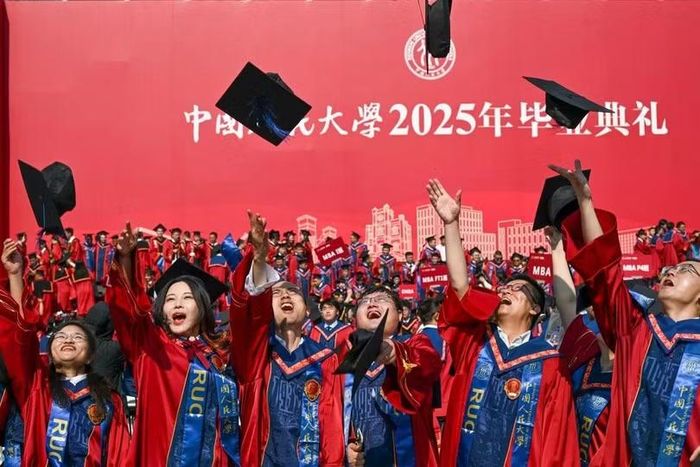 Các sinh viên tốt nghiệp ăn mừng sau lễ tốt nghiệp tại Đại học Nhân dân Trung Quốc ở Bắc Kinh. Ảnh: Xinhua.