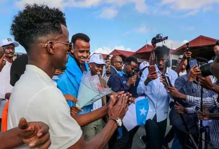 Phải về nước do không được Mỹ cho nhập cảnh, ông Artan được hàng ngàn người ra sân bay Mogadisu chào đón như người anh hùng. Ảnh: Worldjournal.
