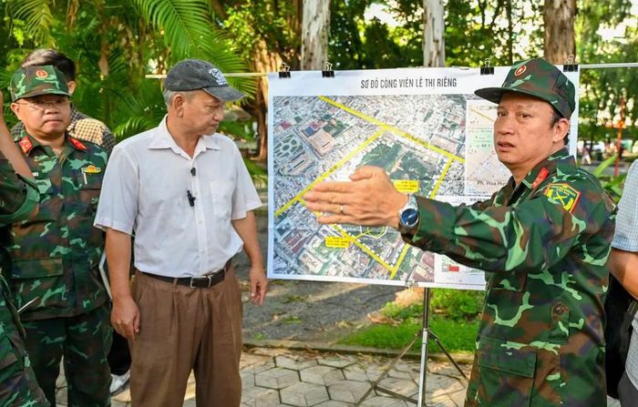 Đại tá Nguyễn Đình Chuẩn, Phó Chính ủy Bộ Tư lệnh TPHCM giao nhiệm vụ cho các lực lượng. Ảnh: MẠNH THẮNG