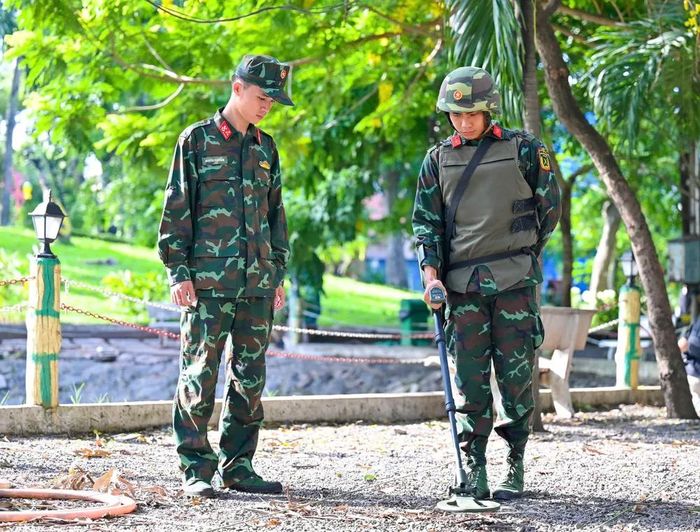 Chiến sĩ công binh kiểm tra, dò, gỡ các thiết bị, vật liệu nổ tại những vị trí, khu vực đã xác định. Ảnh: MẠNH THẮNG