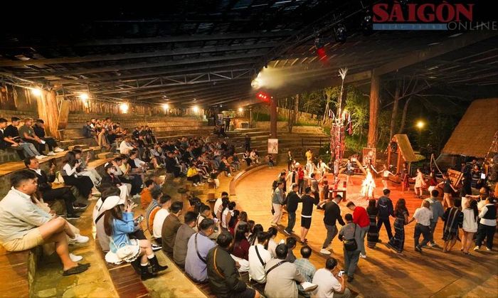 Sân khấu biểu diễn trên đường Mai Anh Đào (phường Lâm Viên – Đà Lạt) thu hút đông du khách về đêm