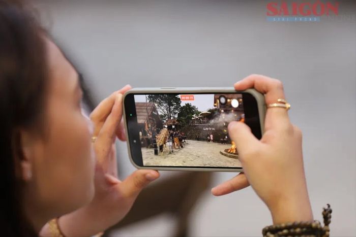 Du khách lưu lại những đoạn video làm kỷ niệm