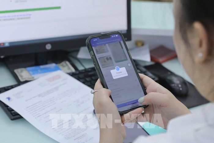 Khoảng 18 triệu thuê bao di động bị khóa một chiều trong ngày 15/6. Ảnh: Minh Quyết - TTXVN