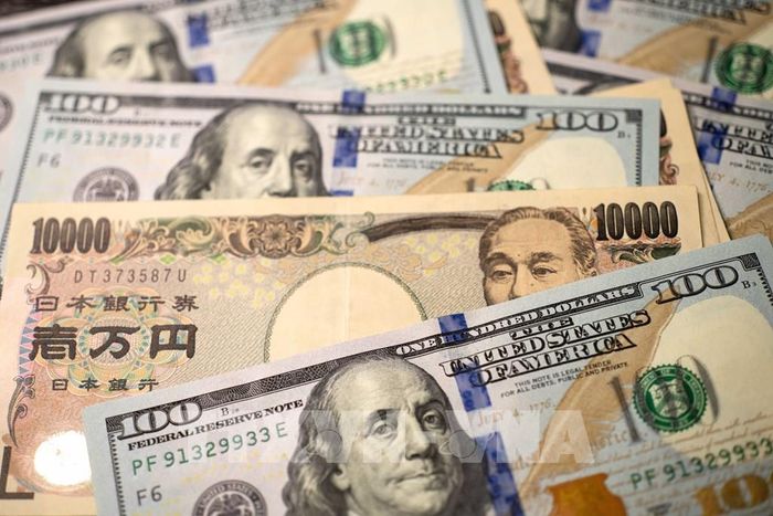 Đồng 1000 yen và 100 USD. Ảnh: THX/TTXVN