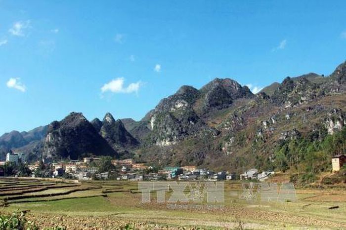 Đồng Văn mang vẻ đẹp hoang sơ với những dãy núi đá vôi hàng trăm triệu năm tuổi. Ảnh: TTXVN