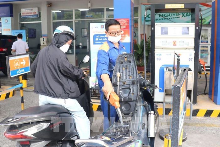 Đông đảo người dân đổ xăng E10 RON 95-V tại cửa hàng Petrolimex tại số 32 trên đường Hùng Vương, phường Vườn Lài, TP. Hồ Chí Minh. Ảnh: Thanh Vũ - TTXVN