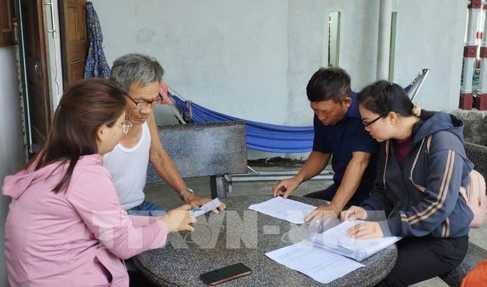 Cán bộ xã Hòa Xuân tăng cường vận động người dân trong Chiến dịch 60 ngày đêm giải phóng mặt bằng các dự án trọng điểm. Ảnh: Tường Quân - TTXVN