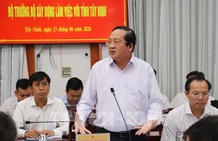 Phó Chủ tịch UBND tỉnh Tây Ninh Nguyễn Minh Lâm kiến nghị Bộ Xây dựng hỗ trợ tháo gỡ khó khăn về nguồn vốn, vật liệu xây dựng và thủ tục đầu tư đối với các dự án trọng điểm của tỉnh. Ảnh: Bùi Giang - TTXVN