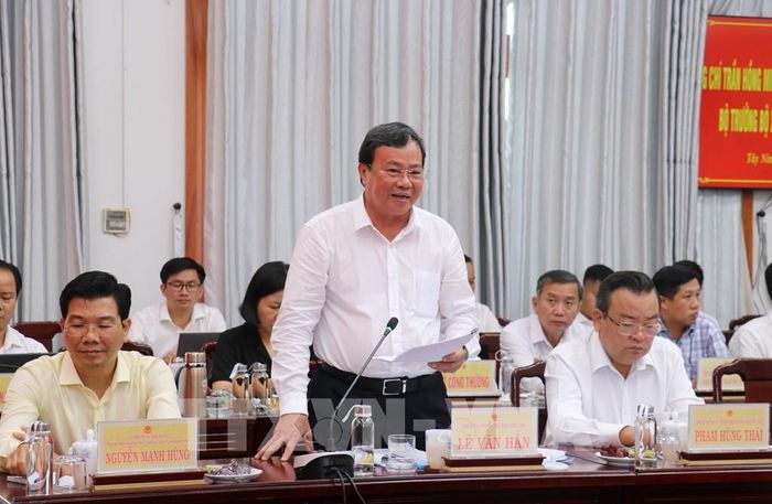 Chủ tịch UBND tỉnh Tây Ninh Lê Văn Hẳn phát biểu tại buổi làm việc với đoàn công tác Bộ Xây dựng. Ảnh: Bùi Giang - TTXVN