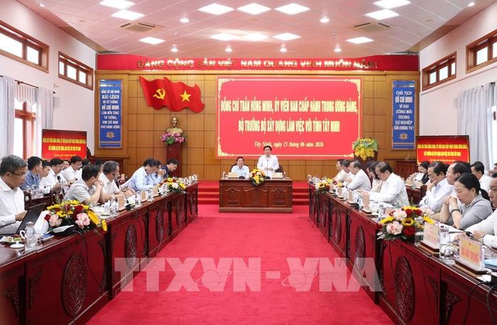 Buổi làm việc giữa đoàn công tác Bộ Xây dựng và lãnh đạo tỉnh Tây Ninh về tình hình phát triển kinh tế - xã hội, các dự án giao thông trọng điểm và nhà ở xã hội trên địa bàn tỉnh. Ảnh: Bùi Giang - TTXVN