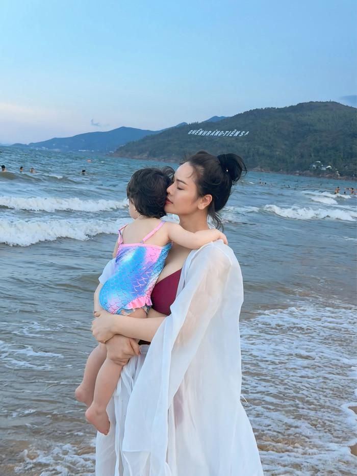 Nhật Kim Anh thường xuyên cho các con đi du lịch. Ảnh: FBNV