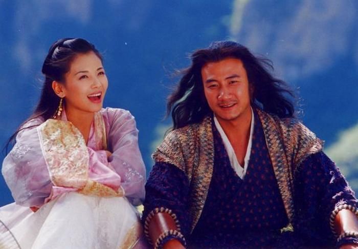 Từ sự đồng cảm giữa hai tâm hồn cô độc, tình cảm giữa A Châu và Tiêu Phong dần nảy nở.