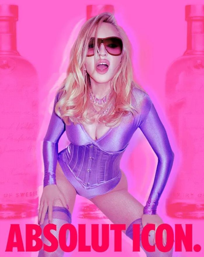 Madonna khoe vóc dáng trong bộ bodysuit màu tím ánh kim với phần cổ khoét sâu táo bạo. Ảnh: Absolut