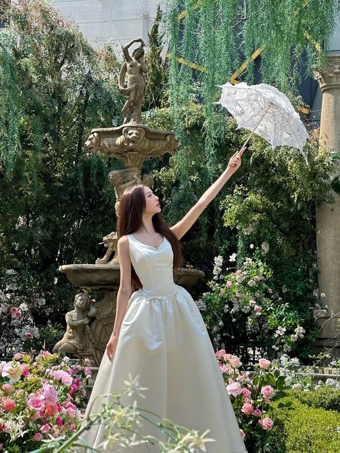 Jang Won Young diện váy điệu đà phô trọn làn da trắng sáng. Ảnh: IGNV