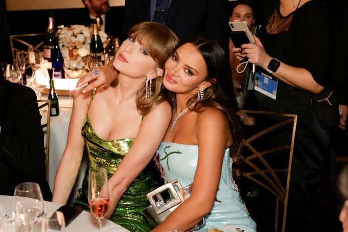 Mối quan hệ giữa ca sĩ Taylor Swift và người mẫu - diễn viên Keleigh Teller đang là chủ đề bàn tán trên mạng xã hội.