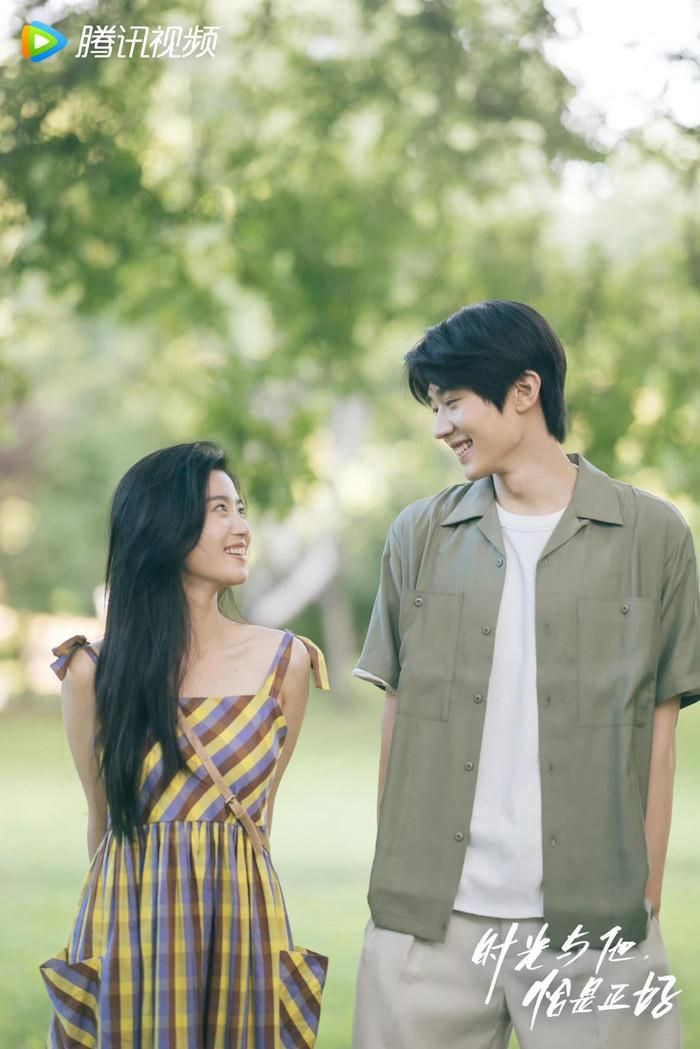 Lư Dục Hiểu và Ngô Tuấn Đình trong vai chính, bộ phim kể về hành trình từ trung học đến đại học của Lâm Tích và Quý Quân Hành. Một cô gái hoạt bát, kiên trì chủ động bước vào thế giới của chàng học bá lạnh lùng, từng chút một giúp anh mở lòng và học cách chia sẻ cảm xúc. Câu chuyện nhẹ nhàng nhưng giàu năng lượng tích cực, tái hiện vẻ đẹp của tình yêu cùng sự trưởng thành theo năm tháng.