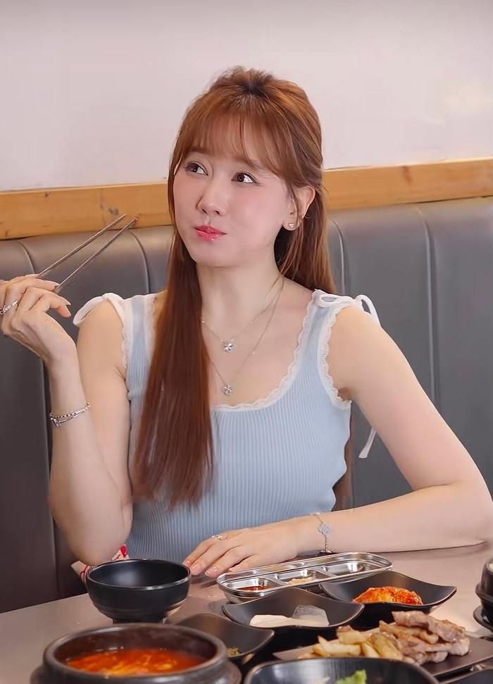 Trước đó, Hari Won đăng tải video ghi lại khoảnh khắc đời thường, khiến khán giả hiểu lầm có tin vui.