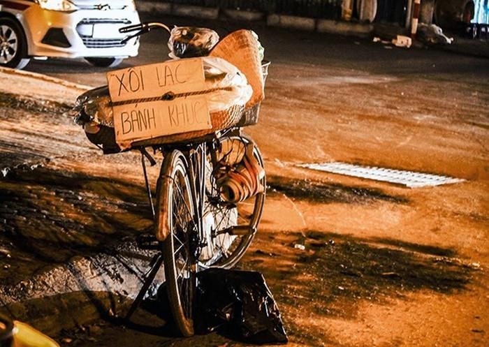 Tiếng rao "xôi lạc, bánh khúc" quen thuộc với nhiều người Hà Nội. Ảnh: Dân Trí