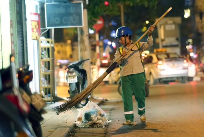 Tiếng chổi quét dọn của công nhân môi trường bỗng chốc trở nên thân thuộc. Ảnh: Quân đội Nhân dân