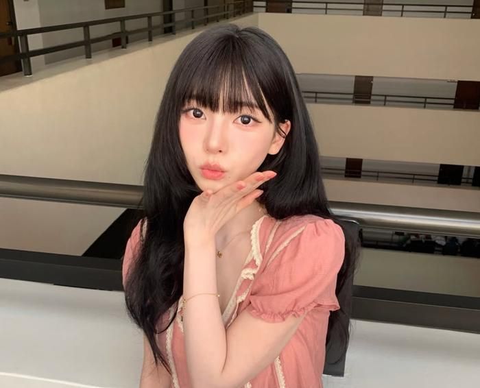 Các khung hình của Karina được chụp theo phong cách điện ảnh khiến nhiều fan liên tưởng đến những bộ phim thanh xuân lãng mạn.