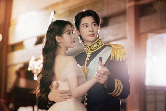 IU và Byeon Woo Seok đã lần lượt lên tiếng xin lỗi sau khi phim Phu Nhân Đại Quân Thế Kỷ 21 vướng tranh cãi. 