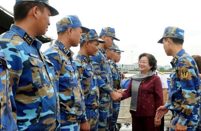 Nguyên Bí thư Trung ương Đảng, nguyên Phó Chủ tịch nước, nguyên Chủ tịch Hội LHPN Việt Nam Trương Mỹ Hoa thăm, động viên chiến sĩ hải quân. Ảnh: Hoàng Chí Hùng