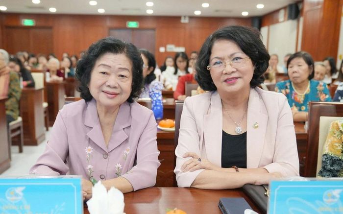 Nguyên Bí thư Trung ương Đảng, nguyên Phó Chủ tịch nước, nguyên Chủ tịch Hội LHPN Việt Nam Trương Mỹ Hoa (bên trái) và nguyên Ủy viên TƯ Đảng, nguyên Phó Chủ tịch nước, nguyên Phó Chủ tịch Thường trực Hội LHPN Việt Nam Đặng Thị Ngọc Thịnh tại buổi gặp mặt cán bộ hưu trí phía Nam nhân dịp Tết Bính Ngọ 2026 do Trung ương Hội LHPN Việt Nam tổ chức