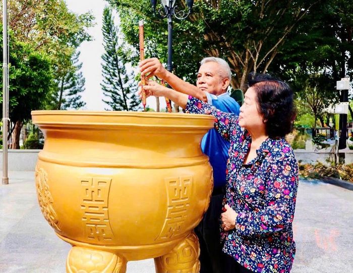 Nguyên Bí thư TƯ Đảng, nguyên Phó Chủ tịch nước Trương Mỹ Hoa và nguyên Ủy viên TƯ Đảng, nguyên Chủ tịch Tổng Liên đoàn Lao động Việt Nam Đặng Ngọc Tùng dâng hương tưởng niệm anh hùng liệt sĩ Võ Thị Sáu. Ảnh: Hồ Lam