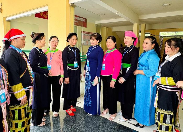 Bà Đinh Minh Hà (thứ 5 từ phải sang), Chủ tịch Hội LHPN tỉnh Lào Cai trao đổi với chị em hội viên phụ nữ
