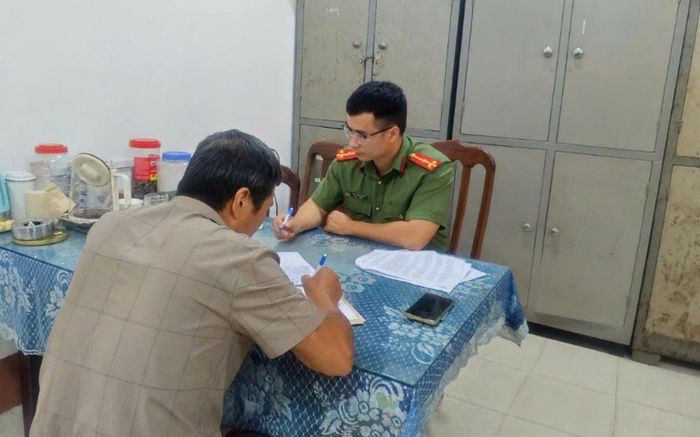 Lực lượng Công an Lạng Sơn tiến hành làm việc với ông N.X.T về hành vi vi phạm trên không gian mạng. Ảnh: Công an Lạng Sơn
