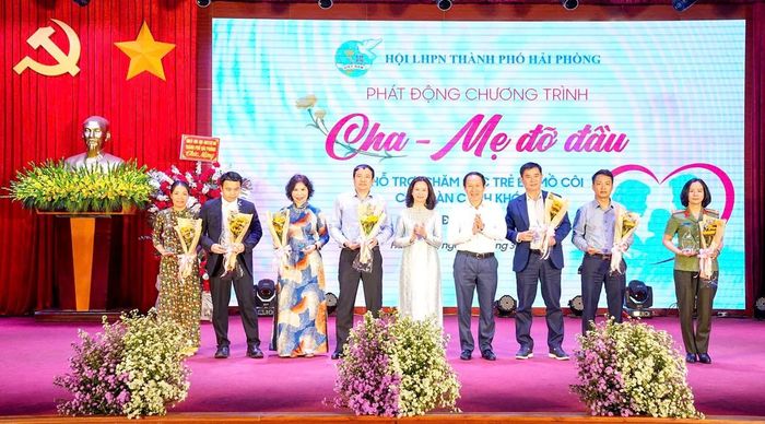 Ông Lê Tiến Châu - Bí thư Thành ủy Hải Phòng (hiện là Phó Thủ tướng Chính phủ) và bà Trần Thu Hương, Phó Chủ tịch UB MTTQ Việt Nam Thành phố, Chủ tịch Hội LHPN thành phố Hải Phòng, tặng hoa và kỷ niệm chương cho các tập thể, cá nhân đồng hành cùng chương trình "Mẹ đỡ đầu" - tháng 3/2026