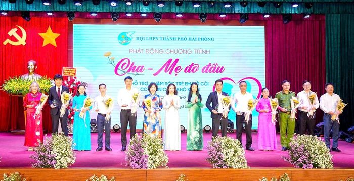 Bà Trần Lan Phương, Phó Chủ tịch thường trực Hội LHPN Việt Nam (thứ 7 từ phải qua) và bà Trần Thu Hương, Phó Chủ tịch UB MTTQ Việt Nam thành phố, Chủ tịch Hội LHPN thành phố Hải Phòng, tặng hoa và kỷ niệm chương cho các cá nhân, tập thể đồng hành cùng chương trình