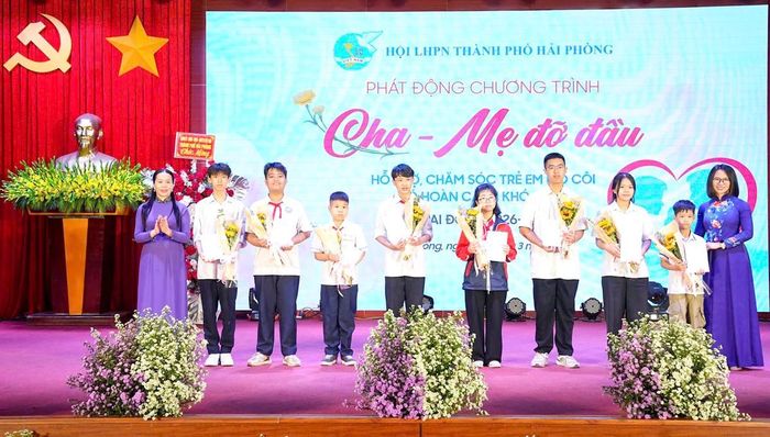 Lãnh đạo Hội LHPN thành phố Hải Phòng tặng quà cho các trẻ em mồ côi có thành tích tiêu biểu trong chương trình "Cha - Mẹ đỡ đầu"