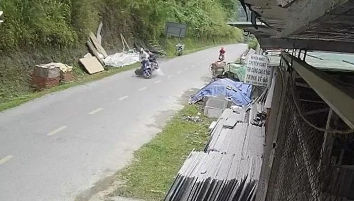 Hiện trường vụ đá lăn trúng phương tiện và người đang lưu thông qua đường ở xã Bảo Lâm, tỉnh Cao Bằng. Ảnh: L.T