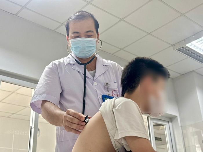 Bác sĩ thăm khám cho bệnh nhân mắc hen phế quản nặng.