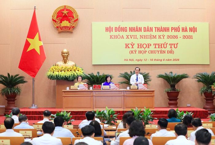 Phó Chủ tịch Thường trực HĐND thành phố Hà Nội Trần Thế Cương điều hành nội dung thảo luận ngày 15/6, tại kỳ họp thứ tư (kỳ họp chuyên đề), HĐND thành phố Hà Nội. Ảnh: Thành Thái