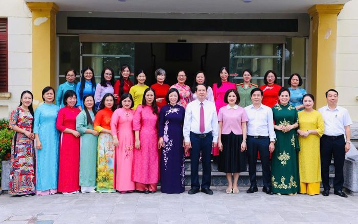 Ông Mai Văn Tuất, Phó Bí thư Tỉnh ủy, Trưởng Đoàn đại biểu Quốc hội tỉnh và các đại biểu chụp ảnh lưu niệm.