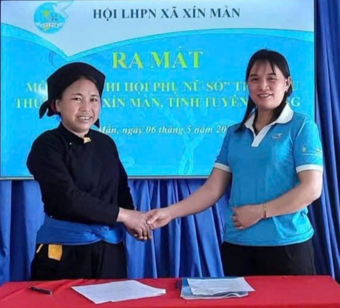 Hội LHPN các xã tổ chức ra mắt các mô hình "Phụ nữ giúp nhau chuyển đổi số" và "Chi hội số"