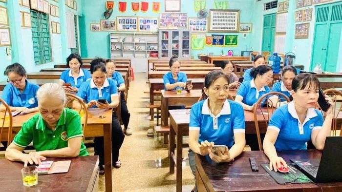Hội viên phụ nữ các thôn bản từ vùng cao đến khu trung tâm tích cực tham gia các mô hình chuyển đối số
