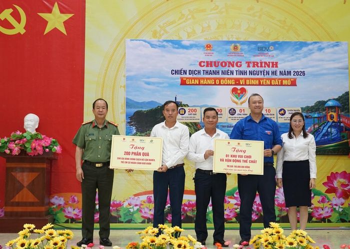 Đoàn công tác trao tặng biểu trưng các phần quà và khu vui chơi cho xã đảo Vĩnh Thực.