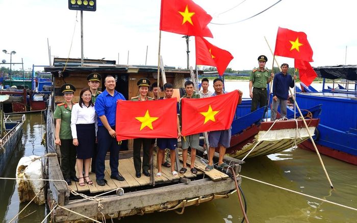 Niềm vui của ngư dân khi được nhận cờ Tổ quốc do đoàn công tác trao tặng