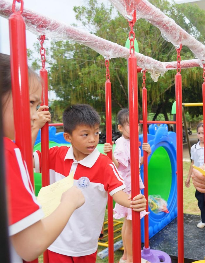 Trẻ em xã đảo Vĩnh Thực vui đùa ở khu vui chơi vừa được Công an tỉnh Quảng Ninh khánh thành.