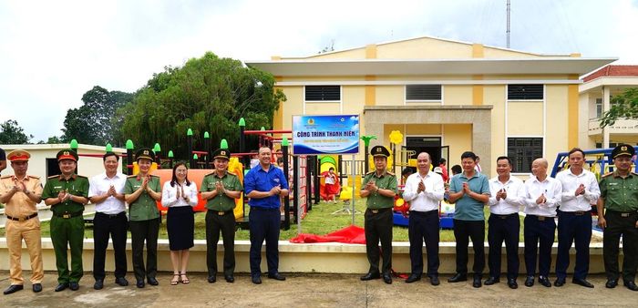 Đoàn công tác trong lễ khánh thành Công trinh thanh niên - Khu vui chơi cho trẻ em tại xã đảo